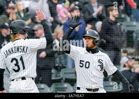 Chicago, Stati Uniti. 27 marzo 2025. Chicago White Sox Travis Jankowski (31) si congratula con Lenyn Sosa (50) per il suo fuoricampo contro i Los Angeles Angels durante l'ottavo inning al Guaranteed Rate Field di Chicago, Illinois, giovedì 27 marzo 2025. Foto di Mark Black/UPI Credit: UPI/Alamy Live News Foto Stock