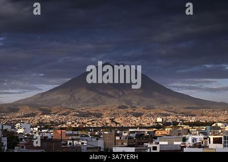 Il vulcano El Misti e la città di Arequipa dal punto panoramico di Yanahuara al tramonto. Arequipa, Perù Foto Stock