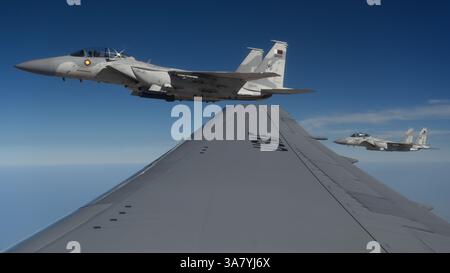 Due F-15QA Ababil della Qatar Emiri Air Force volano in formazione con un KC-46 Pegasus della U.S. Air Force durante l'esercitazione Eagle Resolve 25 sul Qatar, 21 gennaio 202 Foto Stock