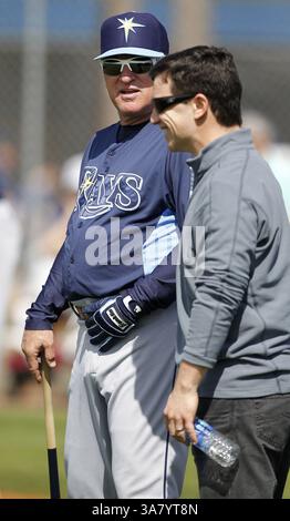 19 febbraio 2013 - Port Charlotte, Florida, USA - Joe Maddon, manager dei Tampa Bay Rays ride con Andrew Friedman, vicepresidente esecutivo delle operazioni di baseball e direttore generale dei Tampa Bay Rays, durante gli allenamenti primaverili di martedì 19 febbraio 2013, a Port Charlotte, Florida. (Immagine di credito: © James Borchuck/MCT/ZUMAPRESS.com) Foto Stock