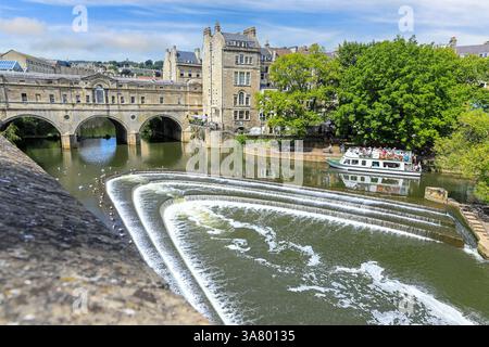 Pulteney weir e Pulteney Bridge, Bath, Somerset, Inghilterra, Regno Unito Foto Stock