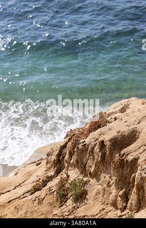 Vista pomeridiana delle onde che si infrangono sulla costa di la Jolla, San Diego, California, Stati Uniti. Foto Stock
