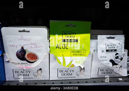 Leopoli, Ucraina - 25 marzo 2025: Varietà di prodotti per la cura della pelle Beauty Derm con diverse opzioni di maschera facciale su uno scaffale Foto Stock