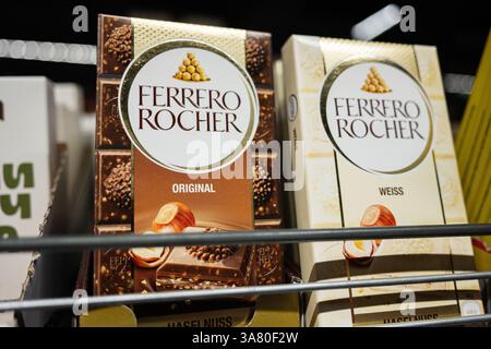 Leopoli, Ucraina - 25 marzo 2025: Primo piano di cioccolatini Ferrero Rocher in vari gusti esposti negli scaffali del negozio Foto Stock
