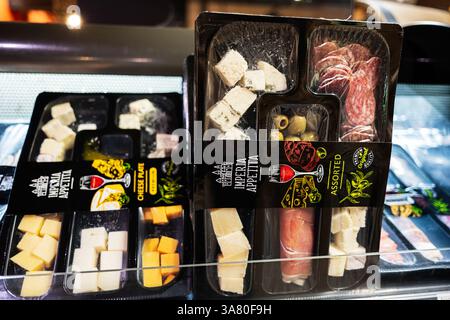 Leopoli, Ucraina - 25 marzo 2025: Confezioni di formaggi e carni di Imperia Appetita esposte in vetrina refrigerata. Foto Stock