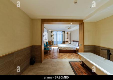 Bagno moderno di lusso con vasca indipendente Foto Stock