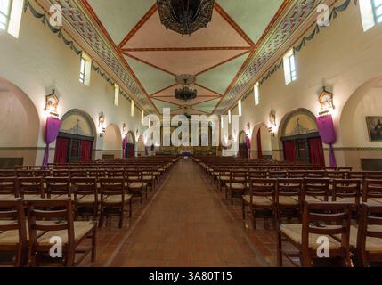 Missione Santa Clara de Asis. La navata della Chiesa della missione, con le sue 6 cappelle laterali, 3 lampadari e una navata lunga 150 piedi. Foto Stock
