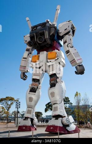 La statua a grandezza naturale dell'Unicorn Gundam (Gandam), robot giapponese di fantascienza presso la Diver City di Odaiba, Tokyo, è alta 19,7 metri. Foto Stock