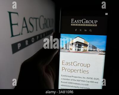 Germania. 6 novembre 2024. In questa immagine, una persona ha in mano un cellulare con la pagina Web della società REIT statunitense EastGroup Properties Inc. Sullo schermo davanti al logo. (Foto di Timon Schneider/SOPA Images/Sipa USA) *** esclusivamente per notizie editoriali **** credito: SIPA USA/Alamy Live News Foto Stock