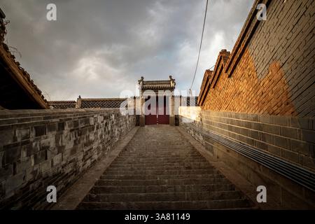 Tradizionale Gatehouse Cinese sotto il cielo drammatico Foto Stock