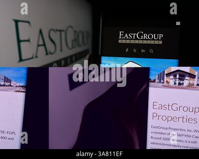 Germania. 6 novembre 2024. In questa immagine, una persona ha in mano un cellulare con la pagina Web della società REIT statunitense EastGroup Properties Inc. Sullo schermo davanti al logo. (Immagine di credito: © Timon Schneider/SOPA Images via ZUMA Press Wire) SOLO PER USO EDITORIALE! Non per USO commerciale! Foto Stock
