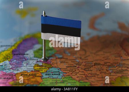 Mappa dell'Estonia con una spilla che mostra la bandiera nazionale. Vista ravvicinata. Concetto di viaggio, geografia e politica. Foto Stock