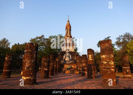 Statua di Buddha seduta di fronte a Wat Mahathat. Vecchio tempio buddista. Parco storico di Sukhothai. Thailandia. Foto Stock