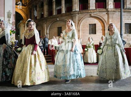 Valencia, Spagna. 17 marzo 2025. Falleras e credenti camminano in processione per onorare la Vergine (Mare de Deu) e offrono fiori a Valencia, Spagna, il 17 marzo 2025. Le donne indossano costumi d'epoca e veli (mantilla) durante questa tradizionale celebrazione in Plaza de la Virgen. (Foto di Roberto Arosio/NurPhoto)0 credito: NurPhoto SRL/Alamy Live News Foto Stock