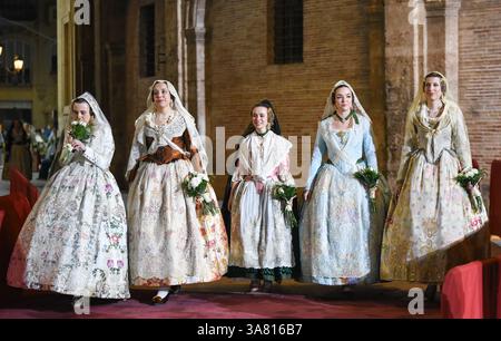 Valencia, Spagna. 17 marzo 2025. Falleras e credenti camminano in processione per onorare la Vergine (Mare de Deu) e offrono fiori a Valencia, Spagna, il 17 marzo 2025. Le donne indossano costumi d'epoca e veli (mantilla) durante questa tradizionale celebrazione in Plaza de la Virgen. (Foto di Roberto Arosio/NurPhoto)0 credito: NurPhoto SRL/Alamy Live News Foto Stock