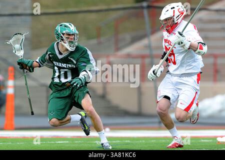 26 febbraio 2013 - Ithaca, New York, U. S - 26 febbraio 2013: Tucker Nelson #10, l'attaccante dei Binghamton Bearcats, porta in rete durante il primo quarto di una partita di Lacrosse della NCAA tra i Binghamton Bearcats e i Cornell Big Red allo Schoellkopf Field di Ithaca, New York. (Immagine di credito: © Rich Barnes/Cal Sport Media/ZUMAPRESS.com) Foto Stock