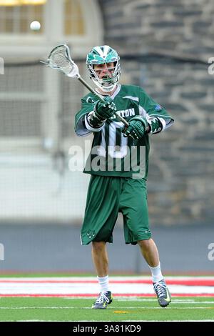 26 febbraio 2013 - Ithaca, New York, U. S - 26 febbraio 2013: Tucker Nelson n. 10, l'attaccante dei Binghamton Bearcats passa la palla durante il primo quarto di una partita di Lacrosse della NCAA tra i Binghamton Bearcats e i Cornell Big Red allo Schoellkopf Field di Ithaca, New York. (Immagine di credito: © Rich Barnes/Cal Sport Media/ZUMAPRESS.com) Foto Stock