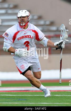 26 febbraio 2013 - Ithaca, New York, U. S - 26 febbraio 2013: L'attaccante dei Cornell Big Red Rob Pannell #3 porta in rete durante il primo quarto di una partita di Lacrosse della NCAA tra i Binghamton Bearcats e i Cornell Big Red allo Schoellkopf Field di Ithaca, New York. (Immagine di credito: © Rich Barnes/Cal Sport Media/ZUMAPRESS.com) Foto Stock