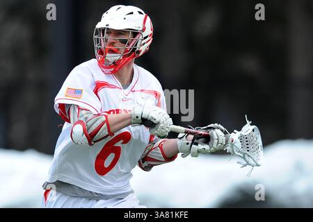 26 febbraio 2013 - Ithaca, New York, U. S - 26 febbraio 2013: L'attaccante di Cornell Big Red Steve Mock #6 scansiona il campo durante il primo quarto di una partita di Lacrosse NCAA tra i Binghamton Bearcats e i Cornell Big Red allo Schoellkopf Field di Ithaca, New York. (Immagine di credito: © Rich Barnes/Cal Sport Media/ZUMAPRESS.com) Foto Stock