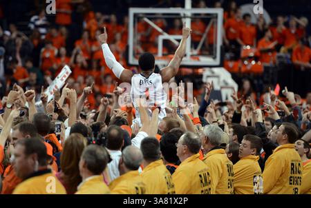 28 febbraio 2013 - Charlotteville, va, USA - Jontel Evans (1) della Virginia festeggia con la folla dopo una vittoria 73-68 su Duke alla John Paul Jones Arena di Charlottesville, Virginia, giovedì 28 febbraio 2013. (Immagine di credito: © Chuck Liddy/MCT/ZUMAPRESS.com) Foto Stock