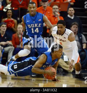 28 febbraio 2013 - Charlotteville, va, USA - Tyler Thornton (3) del duca cerca di salvare un pallone mentre Jontel Evans (1) della Virginia difende nel primo tempo alla John Paul Jones Arena di Charlottesville, Virginia, giovedì 28 febbraio 2013. (Immagine di credito: © Chuck Liddy/MCT/ZUMAPRESS.com) Foto Stock