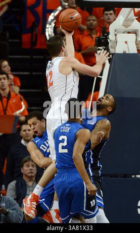 28 febbraio 2013 - Charlotteville, va, USA - Joe Harris (12) della Virginia divide i difensori del duca per essere inflitti nel primo tempo alla John Paul Jones Arena di Charlottesville, Virginia, giovedì 28 febbraio 2013. (Immagine di credito: © Chuck Liddy/MCT/ZUMAPRESS.com) Foto Stock