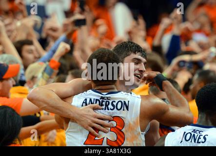 28 febbraio 2013 - Charlotteville, va, USA - Joe Harris della Virginia e il compagno di squadra Justin Anderson (23) festeggiano dopo aver sconfitto Duke, 73-68, alla John Paul Jones Arena di Charlottesville, Virginia, giovedì 28 febbraio 2013. (Immagine di credito: © Chuck Liddy/MCT/ZUMAPRESS.com) Foto Stock