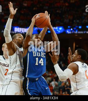 28 febbraio 2013 - Charlotteville, va, USA - Duke's Rasheed Sulaimon (14) trova la sua strada verso il cestino bloccato da Akil Mitchell (25) della Virginia nel secondo tempo alla John Paul Jones Arena di Charlottesville, Virginia, giovedì 28 febbraio 2013. Virginia ha distrutto Duke, 73-68. (Immagine di credito: © Chuck Liddy/MCT/ZUMAPRESS.com) Foto Stock