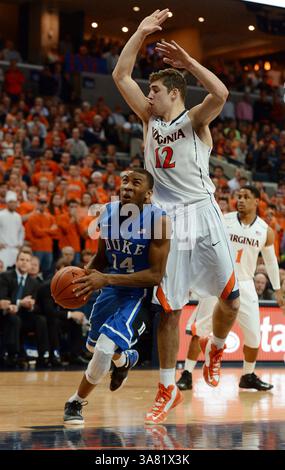 28 febbraio 2013 - Charlotteville, va, USA - Duke's Rasheed Sulaimon (14) viene fregato da Joe Harris della Virginia (12) nel secondo tempo alla John Paul Jones Arena di Charlottesville, Virginia, giovedì 28 febbraio 2013. Virginia ha distrutto Duke, 73-68. (Immagine di credito: © Chuck Liddy/MCT/ZUMAPRESS.com) Foto Stock