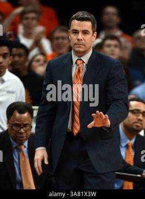 28 febbraio 2013 - Charlotteville, va, USA - il capo-allenatore della Virginia Tony Bennett dice alla sua squadra di rallentare mentre Duke fa una corsa nel secondo tempo alla John Paul Jones Arena di Charlottesville, Virginia, giovedì 28 febbraio 2013. Virginia ha distrutto Duke, 73-68. (Immagine di credito: © Chuck Liddy/MCT/ZUMAPRESS.com) Foto Stock