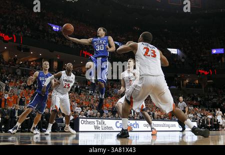 28 febbraio 2013 - Charlotteville, va, USA - Seth Curry di Duke (30) batte per due dei suoi 28 punti nel secondo tempo contro Virginia alla John Paul Jones Arena di Charlottesville, Virginia, giovedì 28 febbraio 2013. Virginia ha distrutto Duke, 73-68. (Immagine di credito: © Chuck Liddy/MCT/ZUMAPRESS.com) Foto Stock