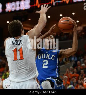 28 febbraio 2013 - Charlotteville, va, USA - Duke's Quinn Cook (2) tenta un colpo del primo tempo mentre Evan Nolte (11) della Virginia difende alla John Paul Jones Arena di Charlottesville, Virginia, giovedì 28 febbraio 2013. Virginia ha distrutto Duke, 73-68. (Immagine di credito: © Chuck Liddy/MCT/ZUMAPRESS.com) Foto Stock
