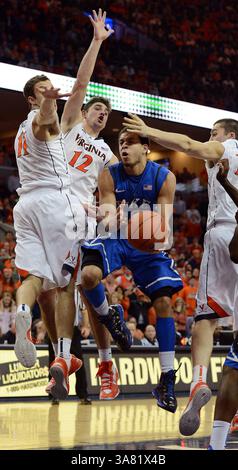 28 febbraio 2013 - Charlotteville, va, USA - Duke's Seth Curry (30) è circondato da difensori della Virginia mentre si sposta all'interno durante il secondo tempo alla John Paul Jones Arena di Charlottesville, Virginia, giovedì 28 febbraio 2013. Virginia ha eliminato i Blue Devils, 73-68. (Immagine di credito: © Chuck Liddy/MCT/ZUMAPRESS.com) Foto Stock