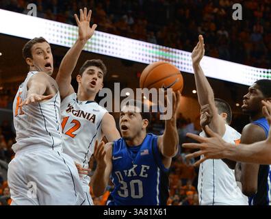 28 febbraio 2013 - Charlotteville, va, USA - Seth Curry (30) di Duke è in triplo team all'interno in questo secondo tempo contro Virginia alla John Paul Jones Arena di Charlottesville, Virginia, giovedì 28 febbraio 2013. Virginia ha distrutto Duke, 73-68. (Immagine di credito: © Chuck Liddy/MCT/ZUMAPRESS.com) Foto Stock