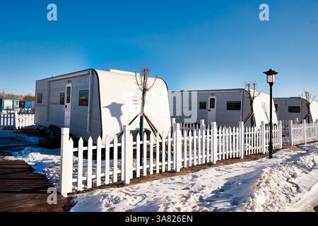 Moderno edificio container in ambiente innevato Foto Stock