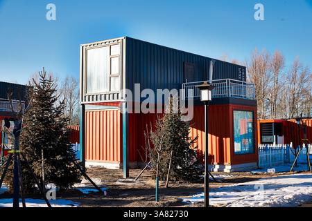 Moderno edificio container in ambiente innevato Foto Stock