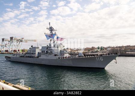 250313-N-RC359-1093 BOSTON (13 marzo 2025) – il cacciatorpediniere missilistico guidato classe Arleigh Burke USS Thomas Hudner (DDG 116) ormeggia a Boston per un colpo Foto Stock