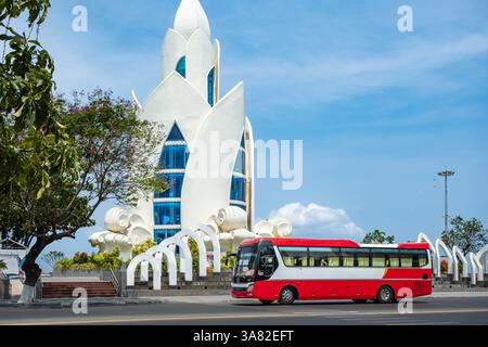 Il famoso punto di riferimento di Nha Trang è la Thap tram Huong Lotus Tower sulla costa durante il giorno estivo in Vietnam Foto Stock