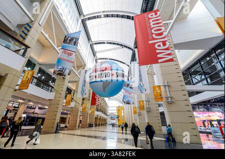 7 febbraio 2013: Una vista generale del corridoio al Chicago Auto Show 2013 al McCormick Place Convention Center, a Chicago, Illinois Foto Stock