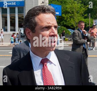 30 maggio 2011 - Little Neck, New York, Stati Uniti - il governatore di New York ANDREW CUOMO marcia nella Little Neck-Douglaston Memorial Day Parade, che onora i veterani d'America, sul Northern Boulevard. (Immagine di credito: © Ann Parry/ZUMAPRESS.com) Foto Stock
