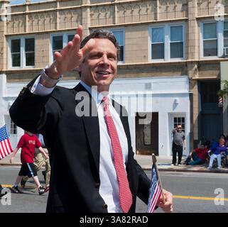 30 maggio 2011 - Little Neck, New York, Stati Uniti - il governatore di New York ANDREW CUOMO marcia nella Little Neck-Douglaston Memorial Day Parade, che onora i veterani d'America, sul Northern Boulevard. (Immagine di credito: © Ann Parry/ZUMAPRESS.com) Foto Stock
