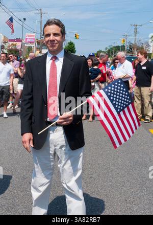 30 maggio 2011 - Little Neck, New York, Stati Uniti - il governatore di New York ANDREW CUOMO marcia nella Little Neck-Douglaston Memorial Day Parade, che onora i veterani d'America, sul Northern Boulevard. (Immagine di credito: © Ann Parry/ZUMAPRESS.com) Foto Stock