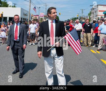 30 maggio 2011 - Little Neck, New York, Stati Uniti - il governatore di New York ANDREW CUOMO marcia nella Little Neck-Douglaston Memorial Day Parade, che onora i veterani d'America, sul Northern Boulevard. (Immagine di credito: © Ann Parry/ZUMAPRESS.com) Foto Stock