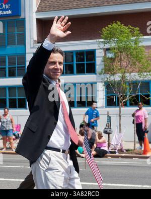 30 maggio 2011 - Little Neck, New York, Stati Uniti - il governatore di New York ANDREW CUOMO marcia nella Little Neck-Douglaston Memorial Day Parade, che onora i veterani d'America, sul Northern Boulevard. (Immagine di credito: © Ann Parry/ZUMAPRESS.com) Foto Stock