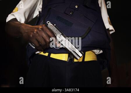 14 settembre 2012 - Johannesburg, Sudafrica - Una guardia pesantemente armata di pattuglia a Johannesburg. Ci sono circa 400 000 guardie di sicurezza private in Sud Africa, il doppio del numero di agenti di polizia nel paese. (Immagine di credito: © Kontinent/ZUMAPRESS.com) Foto Stock