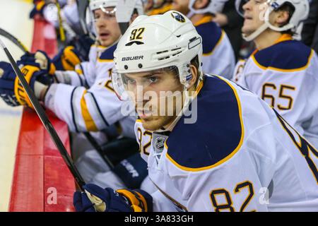 5 marzo 2013 - Raleigh, North Carolina, U. S - Buffalo Sabre MARCUS FOLIGNO (82) durante la partita della NHL tra Buffalo Sabres e Carolina Hurricanes alla PNC Arena. I Carolina Hurrircanes sconfissero i Buffalo Sabres 4-3. (Immagine di credito: © Andy Martin Jr./ZUMAPRESS.com) Foto Stock