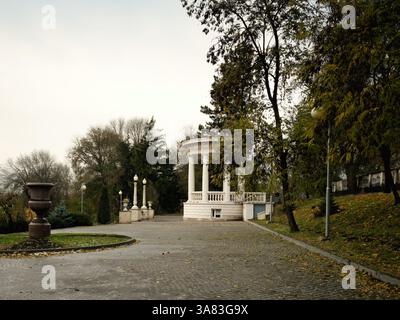 Rotunda al Valea Morilor Park a Chishinau dopo la pioggia Foto Stock