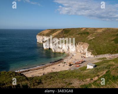 Vista elevata dei turisti che si godono la spiaggia sabbiosa e le acque cristalline di North Landing, Flamborough, in una giornata di sole. Yorkshire. REGNO UNITO Foto Stock