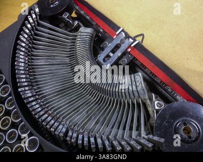 Primo piano di tipografie d'epoca e nastro rosso e nero con un foglio di carta bianco. Foto Stock