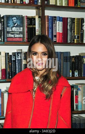 13 marzo 2013 - Huntington, New York, Stati Uniti - JESSICA ALBA firma copie del suo nuovo libro, "The Honest Life: Living Naturally and True to You" al Book Revue di Long Island. (Immagine di credito: © Ken Babolocsay/Globe Photos/ZUMAPRESS.com) Foto Stock